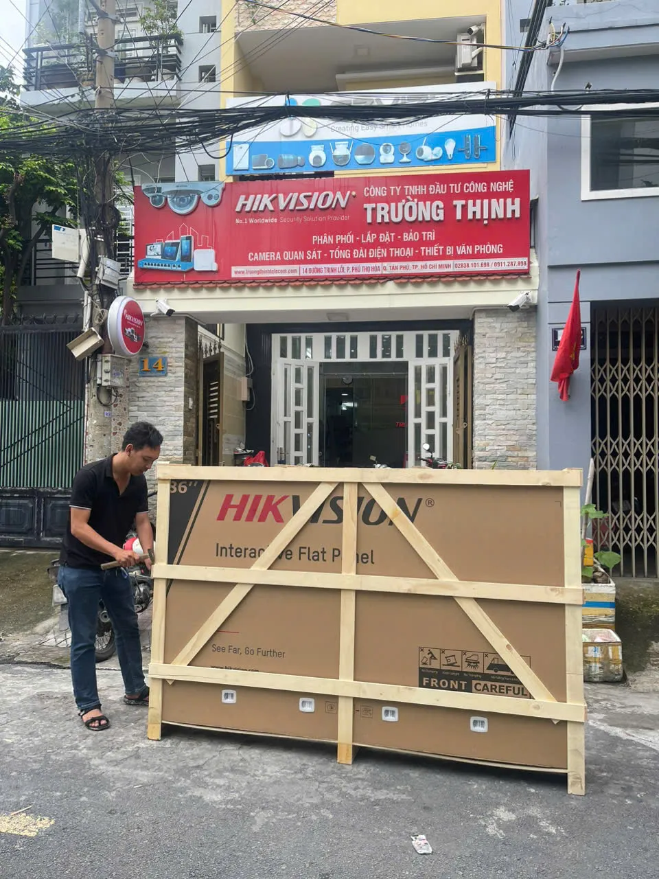 THI CÔNG LẮP ĐẶT MÀN HÌNH TƯƠNG TÁC HIKVISION Tiêu chí lựa chọn dịch vụ phân phối màn hình uy tín