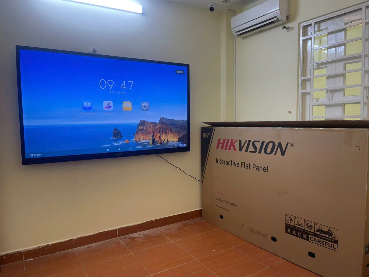 LẮP ĐẶT MÀN HÌNH TƯƠNG TÁC HIKVISION 86 INCH LẮP ĐẶT MÀN HÌNH TƯƠNG TÁC HIKVISION 86 INCH