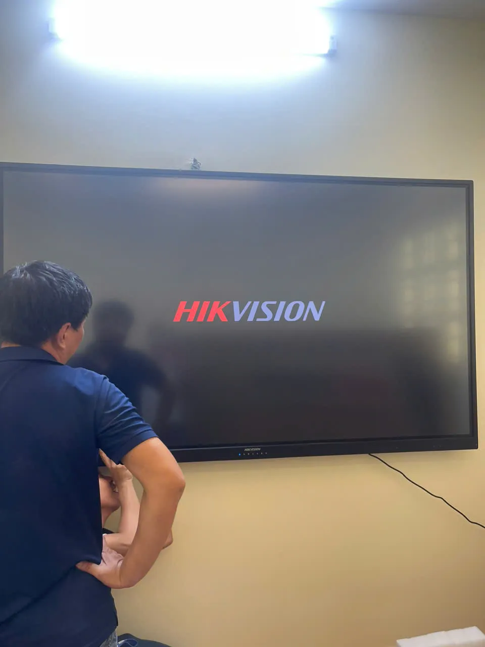 THI CÔNG LẮP ĐẶT MÀN HÌNH TƯƠNG TÁC HIKVISION Xu hướng phát triển của dịch vụ phân phối màn hình