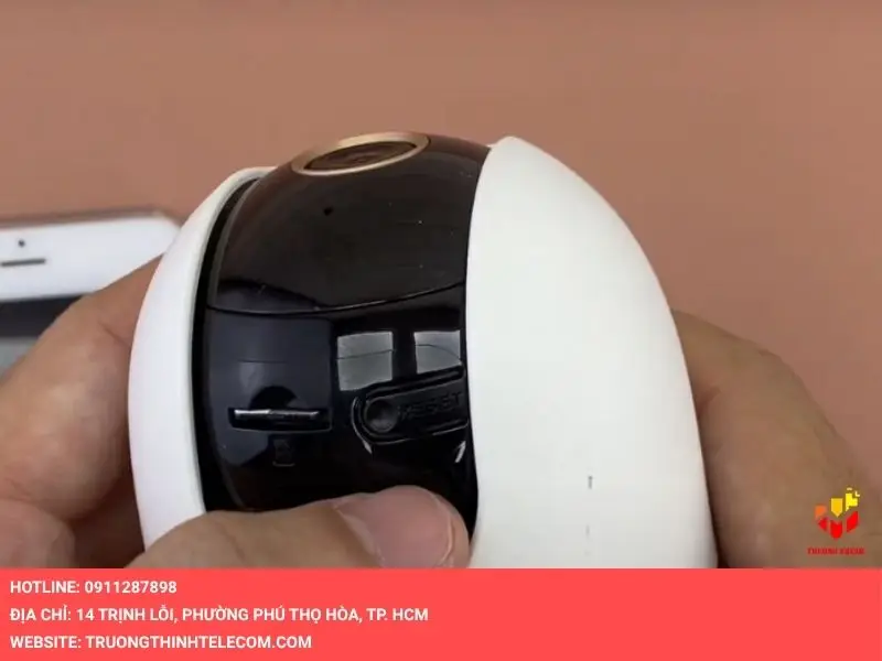 Cách 1: Reset camera Imou bằng nút vật lý