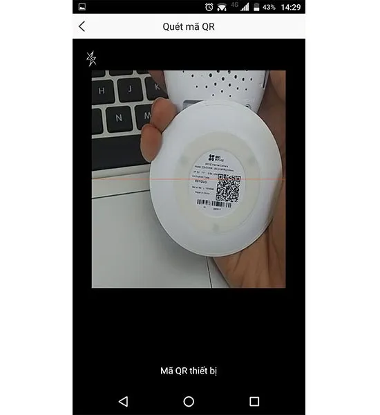 Đưa điện thoại đến mã QR ở trên camera để tiến hành quét