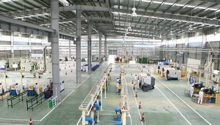 Khu vực kho hàng và dây chuyền sản xuất