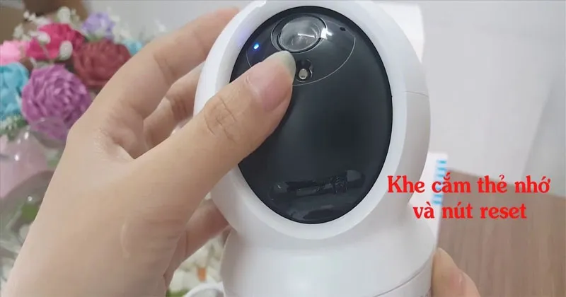 Tìm khe cắm thẻ nhớ của camera Ezviz