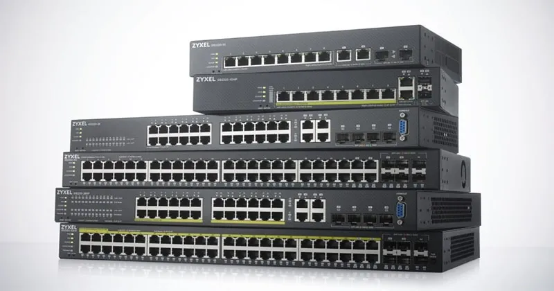 Bộ chuyển mạch (Switch) bên trong tủ rack