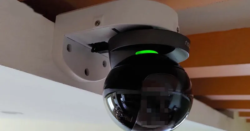Tiến hành lắp camera lên chân đế xoay