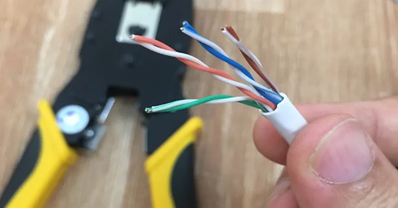 Tuốt lớp vỏ ngoài của dây
