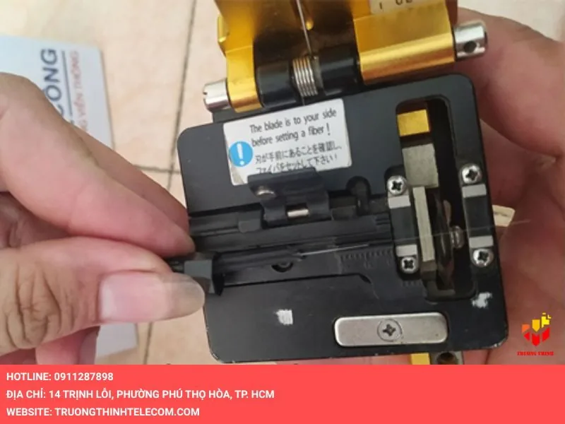 Dùng dao cắt sợi quang chuyên dụng
