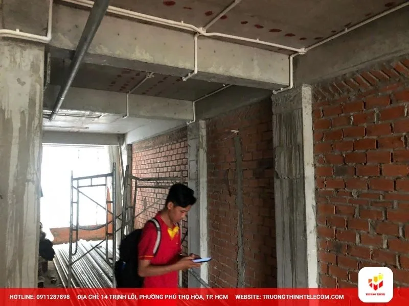 Điện nhẹ cho công trình Quận 4 không chỉ là kéo dây mạng