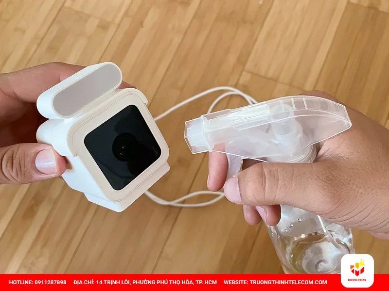 Độ ẩm môi trường cao hoặc camera thường xuyên tiếp xúc với nước