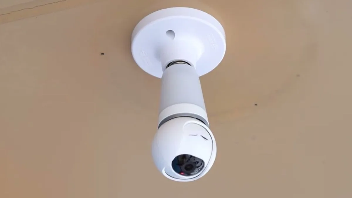 Lắp đặt camera bóng đèn vào đui