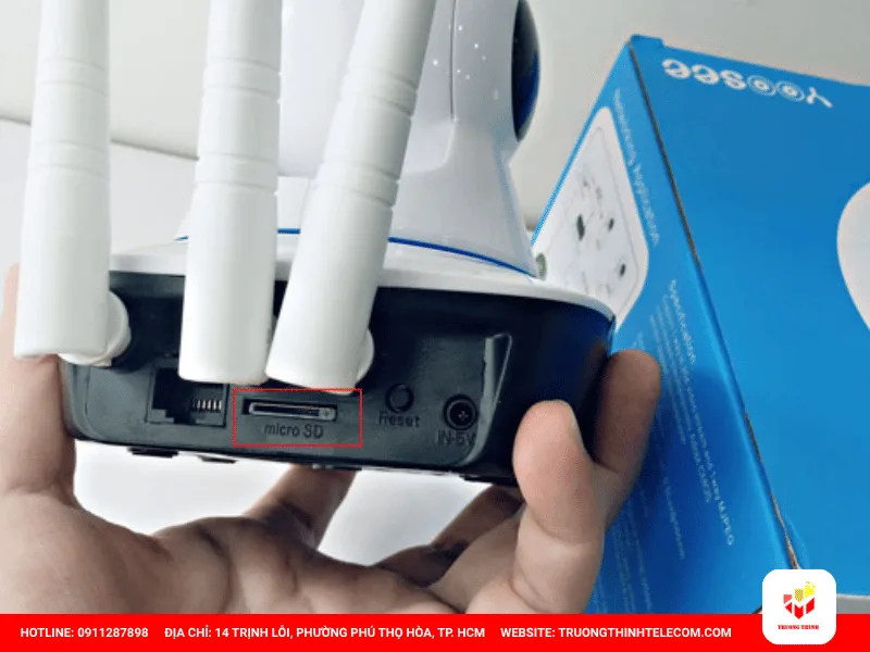 Vệ sinh và kiểm tra khe cắm thẻ nhớ của camera