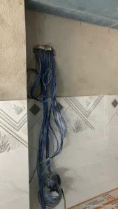 Bó cáp mạng đi dọc tường chờ đấu nối vào tủ thiết bị trong giai đoạn thi công