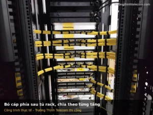Bó cáp mạng phía sau tủ rack được chia và cố định theo từng tầng patch panel