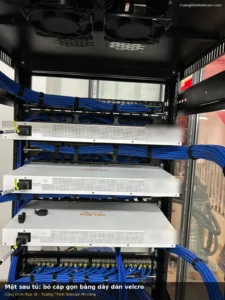 Mặt sau tủ rack, cáp mạng được bó gọn bằng dây dán velcro theo từng switch