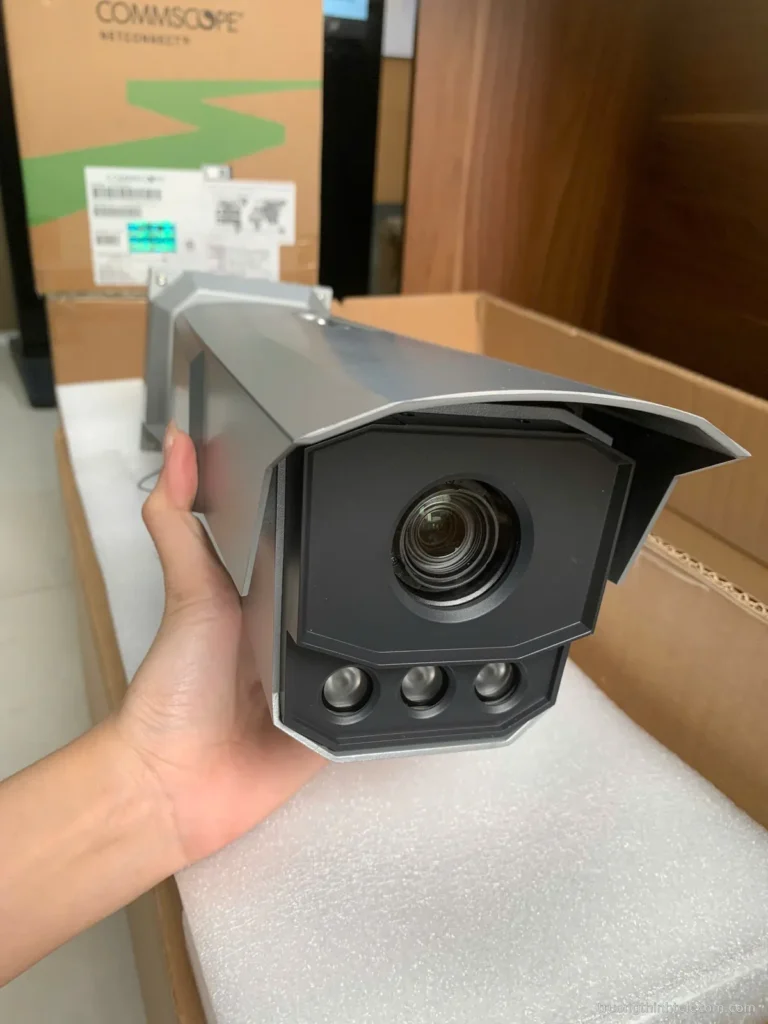 Camera giao thông ANPR mặt ống kính và đèn hồng ngoại – ảnh thực tế tại Trường Thịnh Telecom