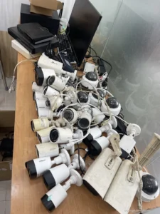 Camera Hikvision, Dahua và đầu ghi đã qua sử dụng tập kết tại phòng kỹ thuật để kiểm tra, sửa chữa