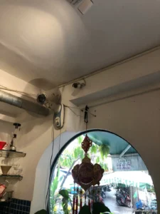 Camera dome lắp trên trần nhà phố gần cửa vòm, quan sát phòng khách và lối vào