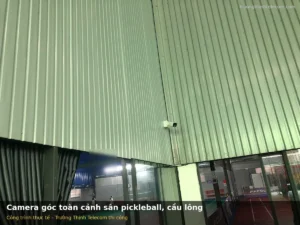 Camera lắp góc vách tôn quan sát toàn cảnh sân pickleball và cầu lông