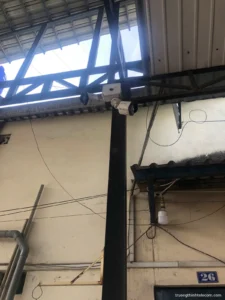 Camera thân lắp trên kết cấu mái tôn cửa hàng, quan sát lối ra vào – Trường Thịnh Telecom thi công