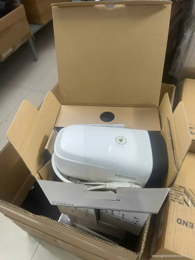 Camera thân trụ màu trắng nguyên hộp – ảnh thực tế tại Trường Thịnh Telecom