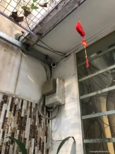 Camera ngoài trời và hộp kỹ thuật ở góc tường, đấu nối nguồn và mạng trong hộp chống nước