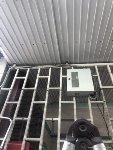 Camera và hộp nguồn gắn trên khung sắt bảo vệ cửa sổ, quan sát sân trước