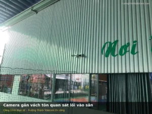 Hai camera gắn vách tôn quan sát lối vào khu sân thể thao
