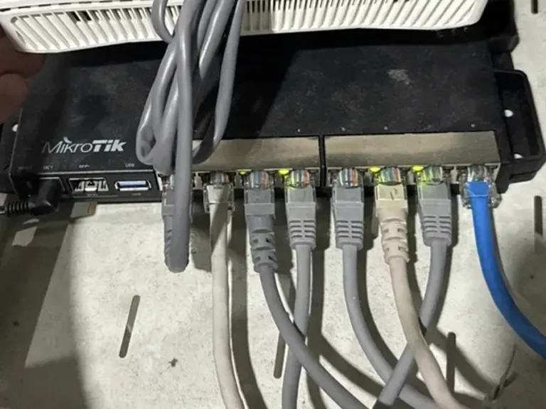 Router MikroTik trong tủ mạng văn phòng