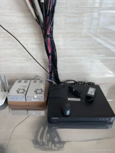 Đầu ghi camera đặt trên bàn kỹ thuật, đấu nối cáp từ các camera về trước khi cố định