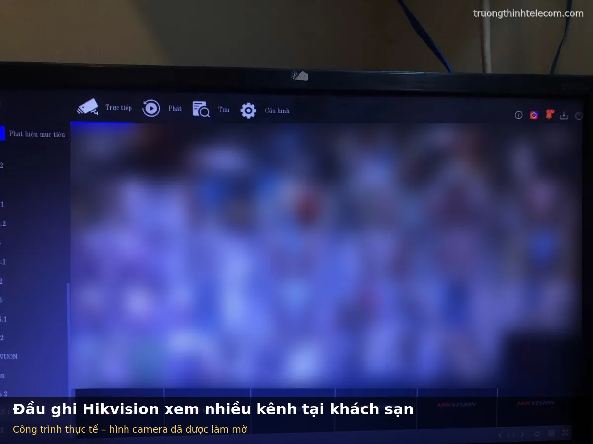 Màn hình đầu ghi Hikvision hiển thị nhiều kênh camera tại khách sạn (hình camera đã làm mờ)