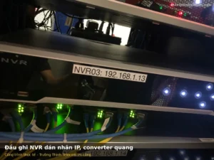 Đầu ghi NVR dán nhãn địa chỉ IP, bên dưới là converter quang trong tủ rack