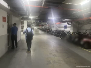 Khảo sát hầm giữ xe chung cư: bố trí camera lối lên xuống, dãy xe và cửa phòng kỹ thuật (biển số đã làm mờ)