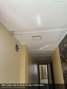 Hộp kỹ thuật hở dây ở hành lang khi khảo sát trước thi công