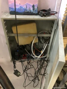 Hiện trạng tủ mạng trước bảo trì: modem, router, nguồn và dây mạng để rối, khó kiểm tra khi có sự cố
