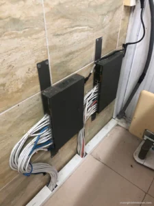 Hộp switch treo tường, cáp mạng các phòng gom thành bó về từng hộp – thi công mạng LAN văn phòng