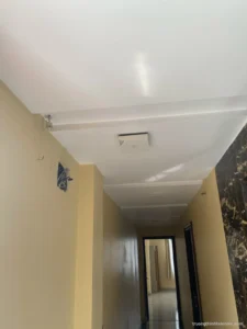 Khảo sát hiện trạng hành lang: hộp kỹ thuật hở dây, thiết bị cũ trên trần trước khi bố trí WiFi, camera