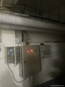 Khảo sát phòng kỹ thuật dưới hầm: tủ điện, máng cáp để tính nguồn cấp cho tủ mạng, camera
