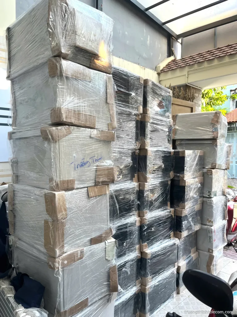 Tủ rack mạng treo tường đen và trắng – ảnh thực tế tại Trường Thịnh Telecom