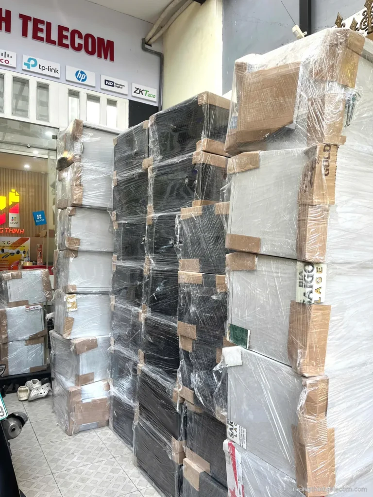 Tủ rack mạng treo tường đen và trắng – ảnh thực tế tại Trường Thịnh Telecom