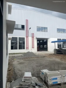Lối ra vào xe nâng của nhà xưởng – vị trí camera giám sát cửa hàng hóa