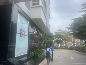 Kỹ thuật Trường Thịnh Telecom khảo sát lối vào block B1 chung cư Him Lam Chợ Lớn (số điện thoại trên biển đã làm mờ)