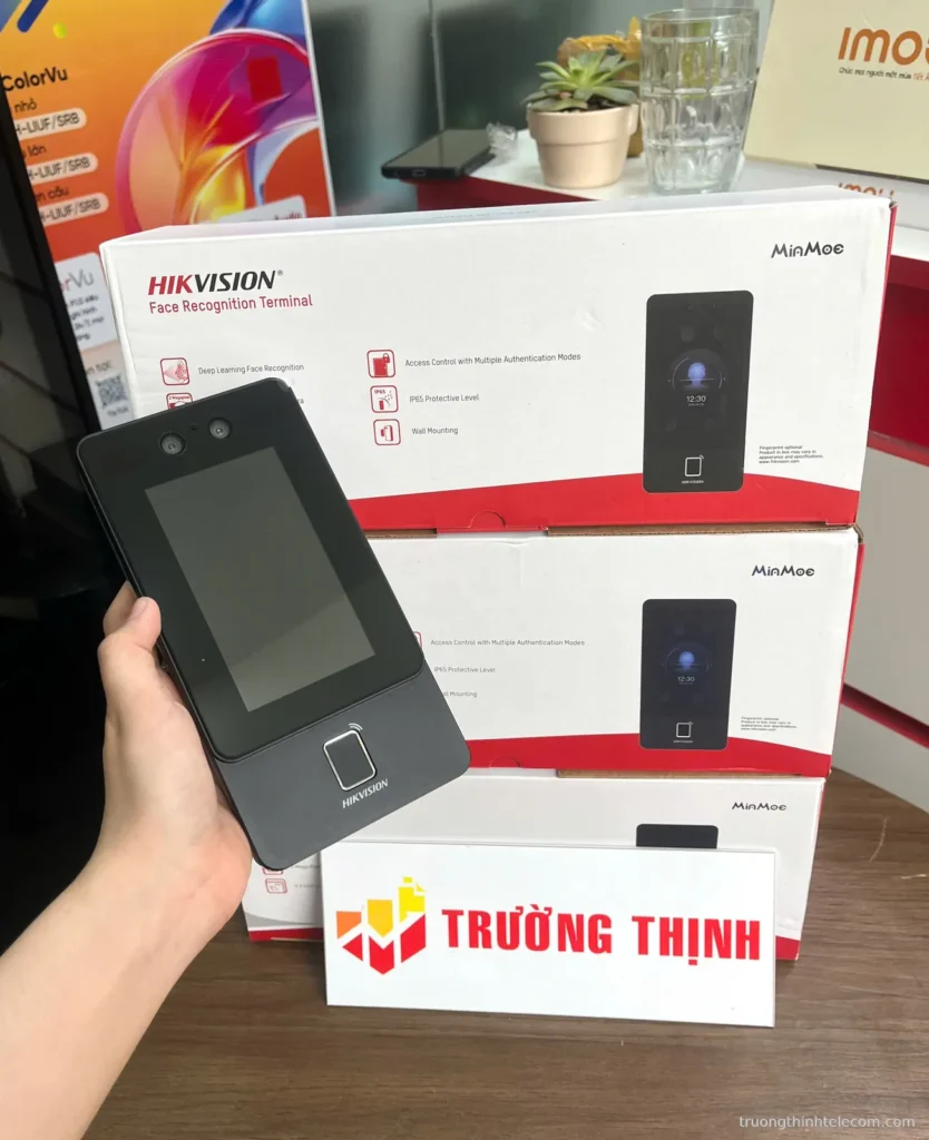 Máy chấm công khuôn mặt Hikvision MinMoe – ảnh thực tế tại Trường Thịnh Telecom