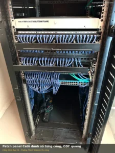Patch panel Cat6 đánh số từng cổng và hộp phối quang ODF trong tủ rack