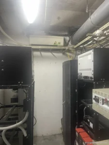 Phòng kỹ thuật tòa nhà: máng cáp, cáp quang và tủ thiết bị viễn thông – vị trí đặt tủ mạng, đầu ghi camera