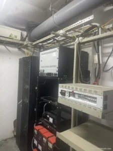 Phòng kỹ thuật dưới hầm chung cư: tủ rack, tủ nguồn tích hợp, ắc quy dự phòng và máng cáp – hiện trạng khi khảo sát
