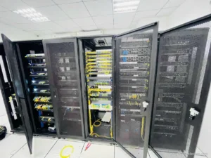 Phòng server dãy tủ rack: ODF cáp quang, patch panel, switch, sàn nâng kỹ thuật – công trình thực tế