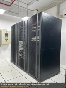 Phòng server với dãy tủ rack, sàn nâng kỹ thuật và máng cáp lưới – công trình Trường Thịnh Telecom thi công
