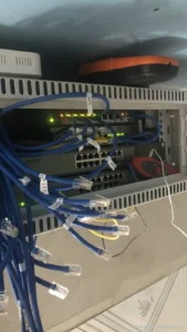 Switch trong tủ rack treo tường đã đấu nối dây mạng, kiểm tra đèn trạng thái từng cổng khi bảo trì
