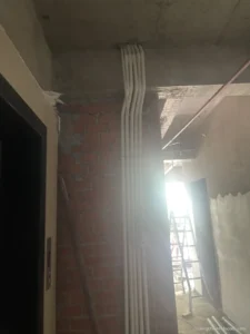Thi công ống luồn dây điện nhẹ dọc tường gạch giai đoạn thô – cáp mạng, camera đi trong ống