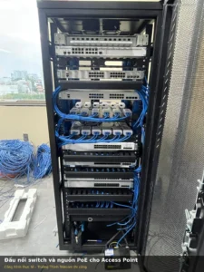 Tủ mạng đang thi công: switch Cisco và nguồn PoE cấp cho Access Point